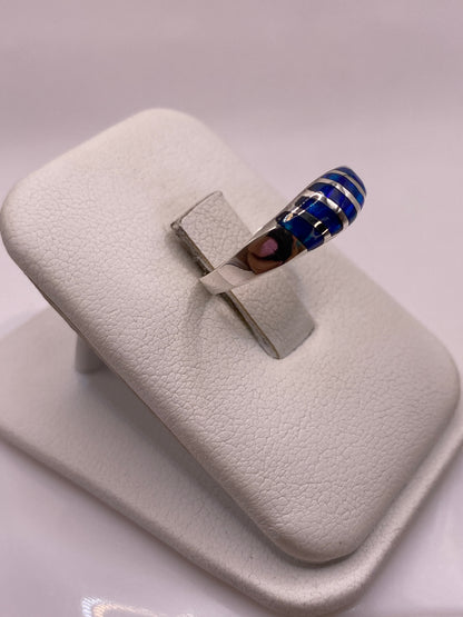 Detalle lateral del anillo mostrando el refejo azul del ópalo de fuego