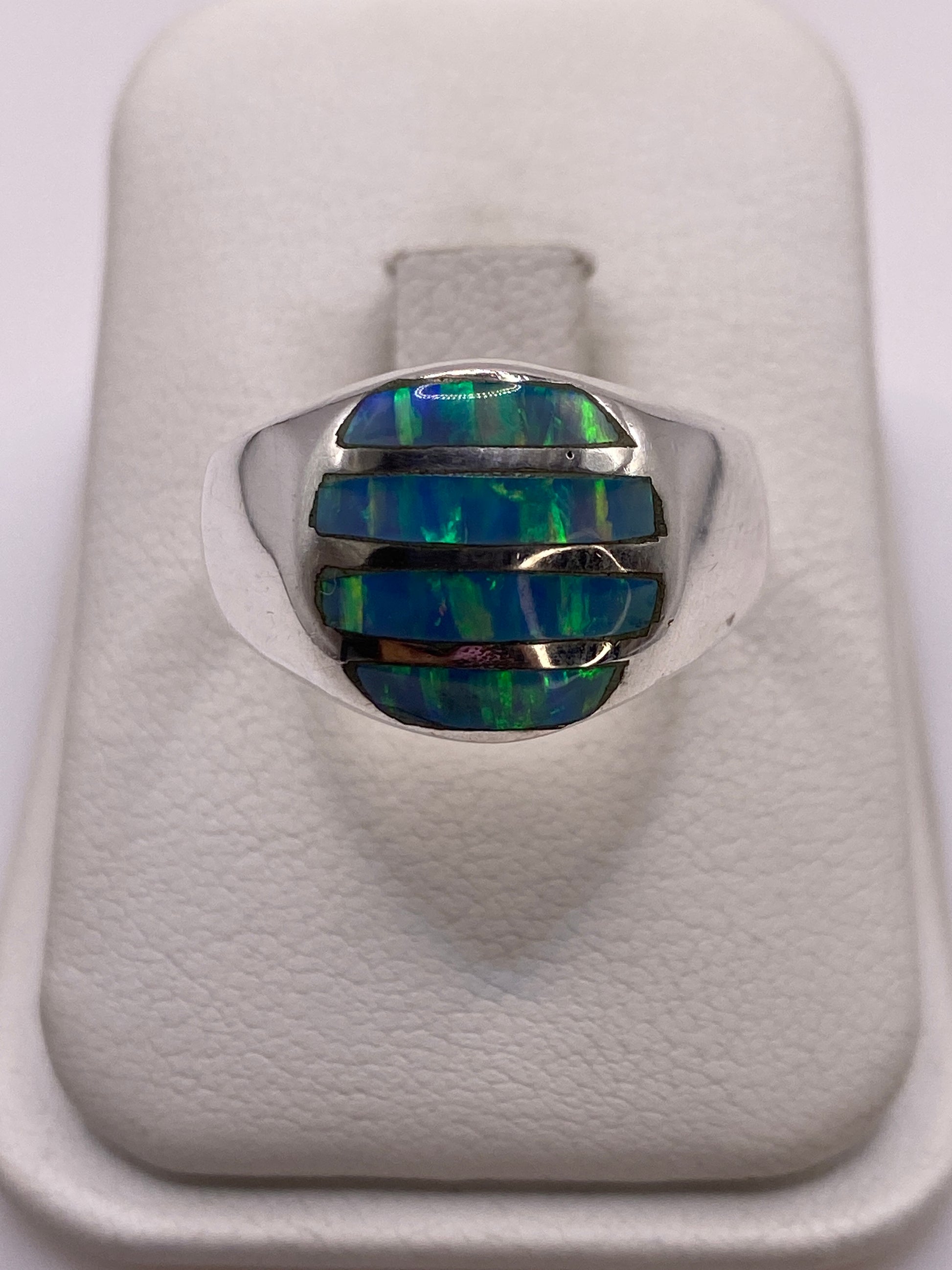 Anillo de plata .950 con ópalo de fuego azul cielo y reflejos verdes en dedo índice
