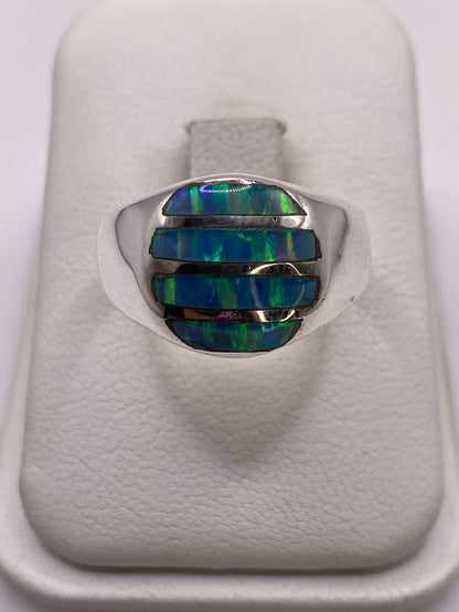 Anillo de plata .950 con ópalo de fuego azul cielo y reflejos verdes en dedo índice