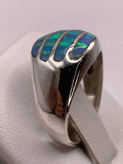 Detalle lateral del engaste seguro del ópalo en plata pulida