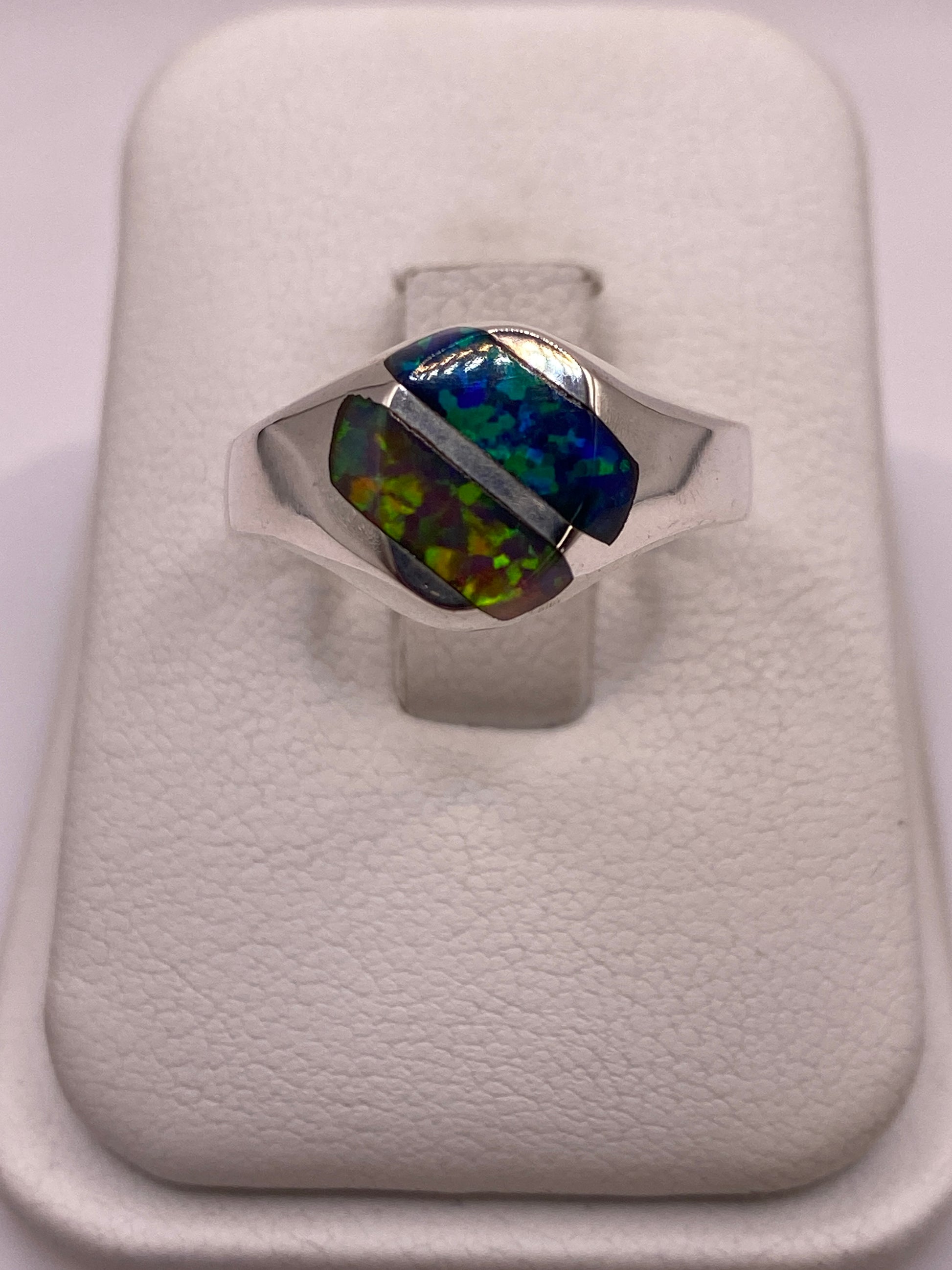 Anillo de plata .925 con ópalo de fuego multicolor mostrando juego azul verdoso