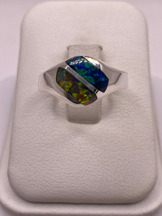 Anillo de plata .925 con ópalo de fuego multicolor mostrando juego azul verdoso