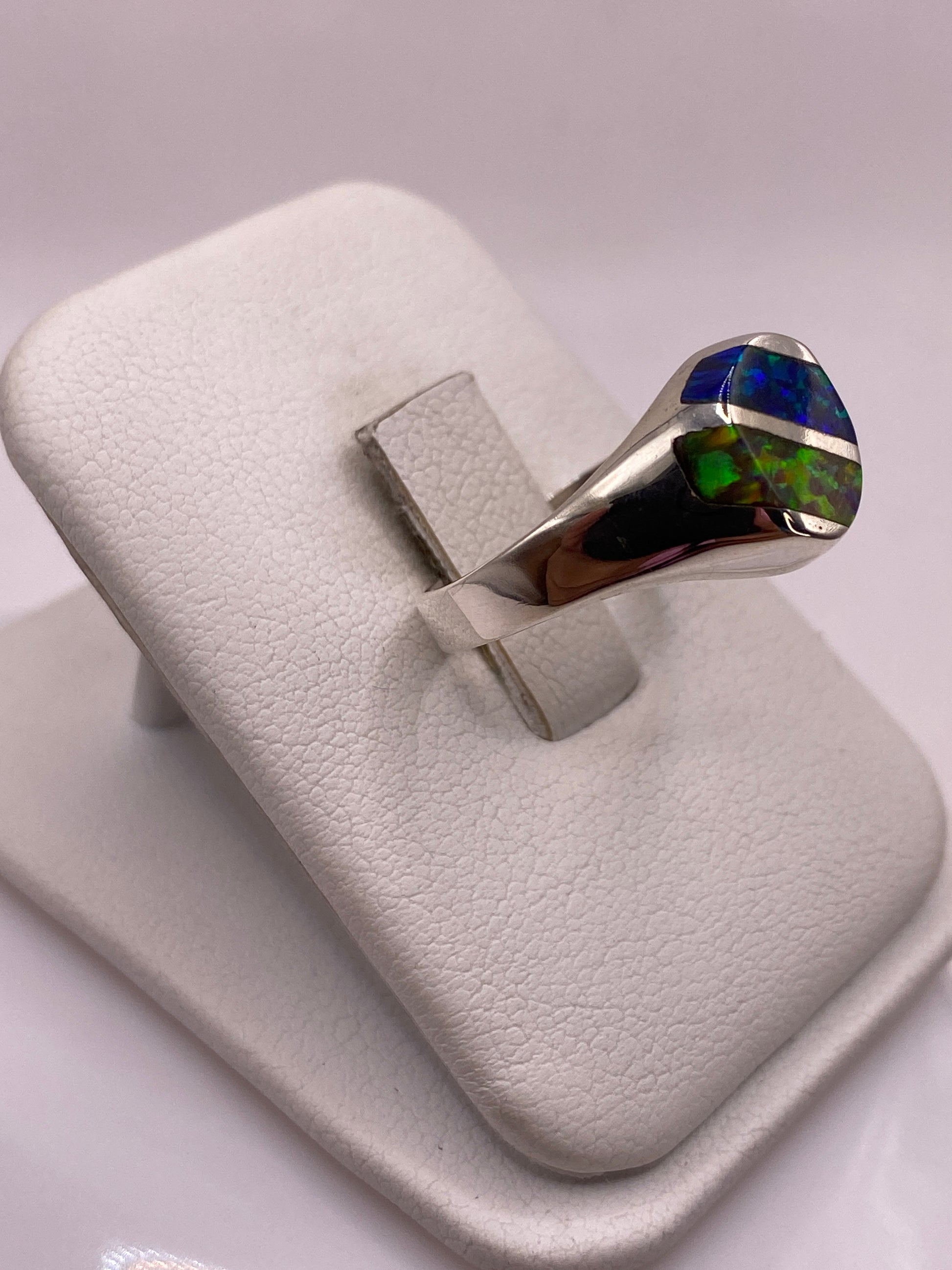Vista lateral del anillo unisex con ópalo natural de fuego en plata