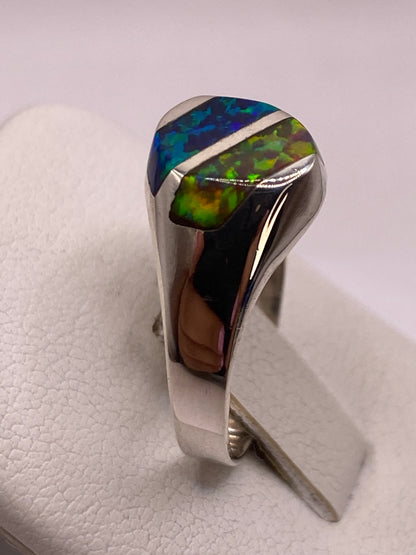 Detalle del engaste a mano del ópalo multicolor en anillo de Taxco