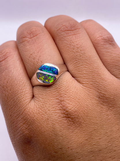 Anillo sobre fondo blanco mostrando el sello 925 MEXICO en la banda