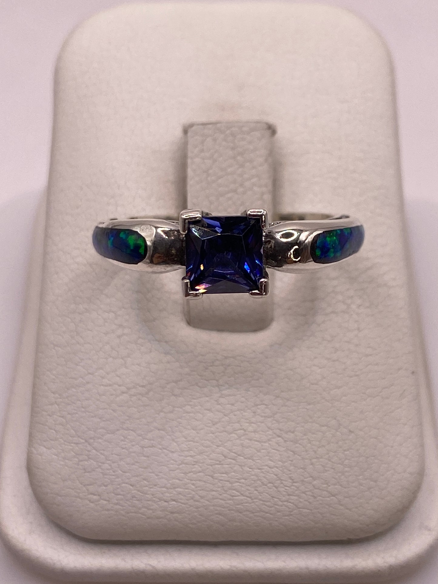 Anillo de plata con ópalo de fuego azul en estuche de presentación, frente vista superior