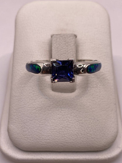 Anillo de plata con ópalo de fuego azul en estuche de presentación, frente vista superior
