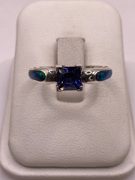 Anillo de plata con ópalo de fuego azul en estuche de presentación, frente vista superior
