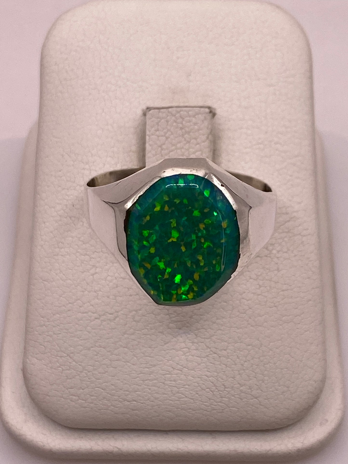 Anillo de plata .925 con ópalo de fuego verde limón sobre cojín blanco