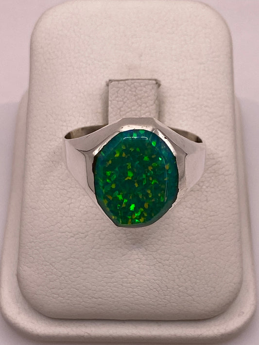 Anillo de plata .925 con ópalo de fuego verde limón sobre cojín blanco