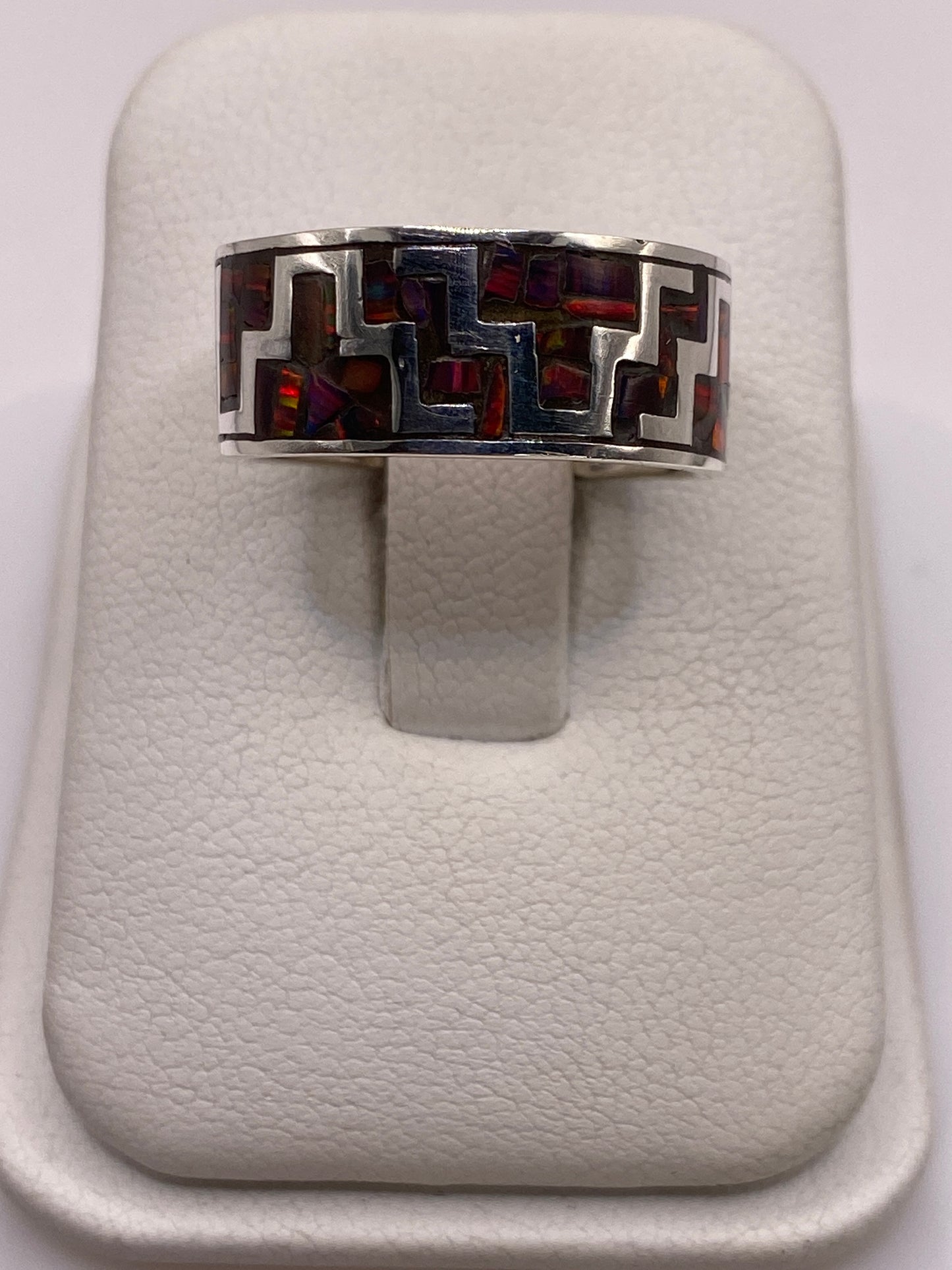 Anillo de plata .950 con ópalo de fuego multicolor en diseño geométrico étnico sobre fondo blanco