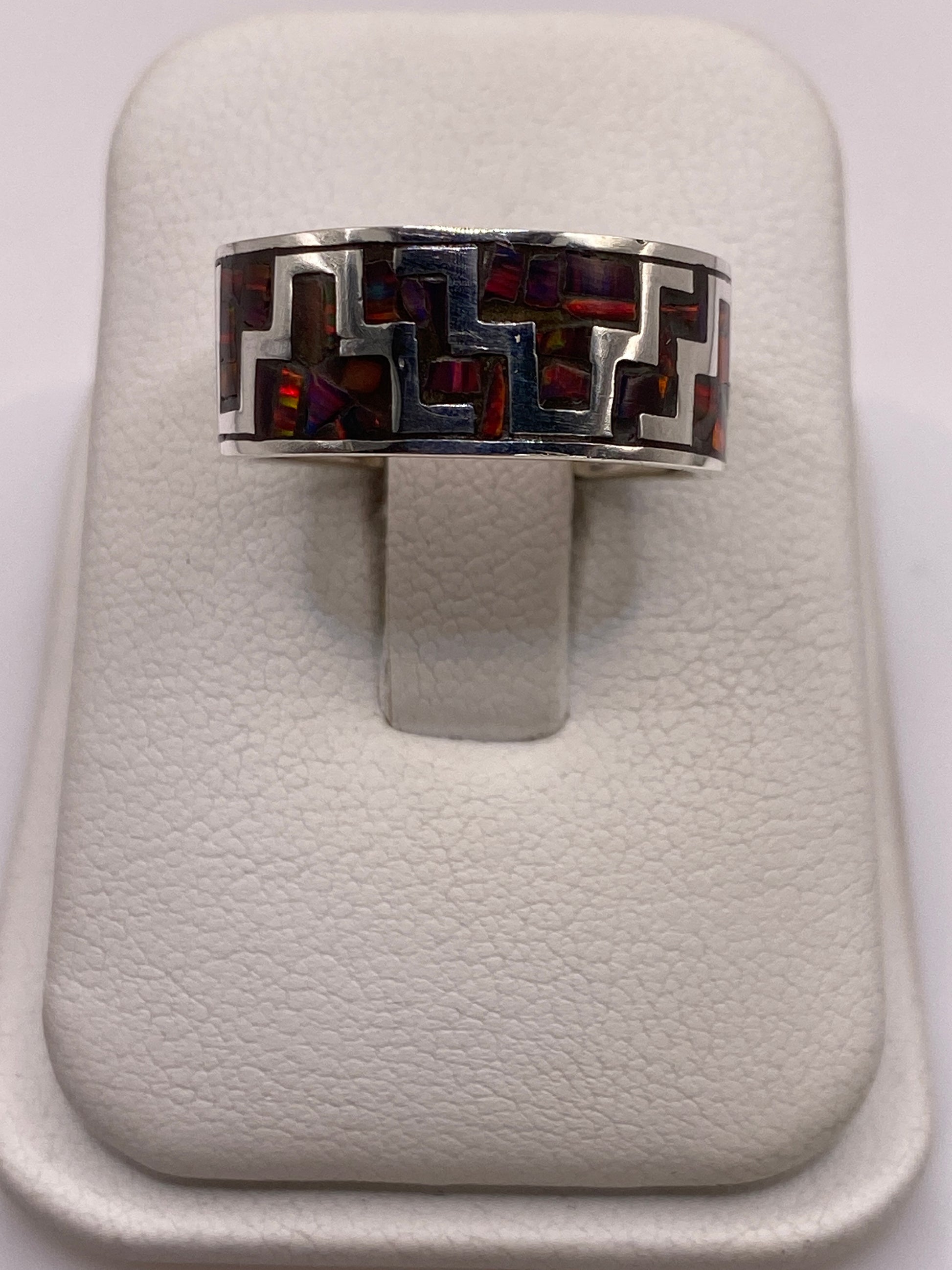 Anillo de plata .950 con ópalo de fuego multicolor en diseño geométrico étnico sobre fondo blanco