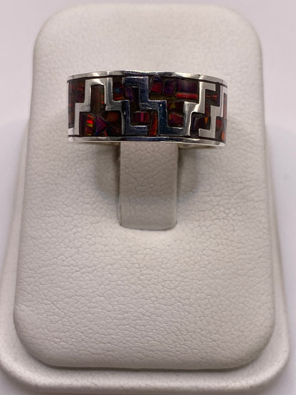 Anillo de plata .950 con ópalo de fuego multicolor en diseño geométrico étnico sobre fondo blanco