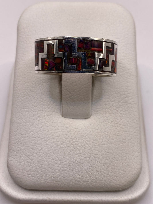 Anillo de plata .950 con ópalo de fuego multicolor en diseño geométrico étnico sobre fondo blanco