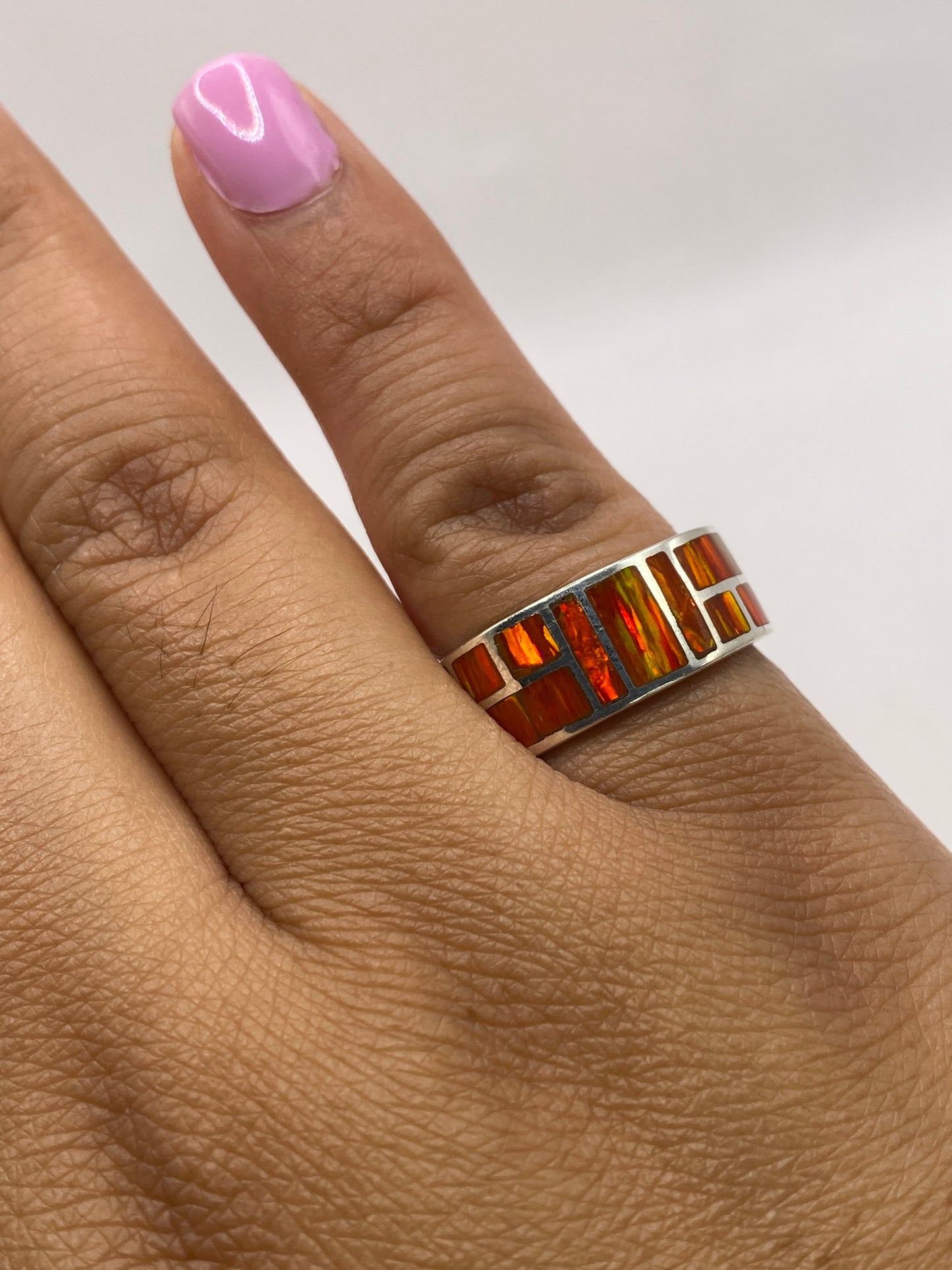 Anillo ópalo sobre fondo blanco con sello 950 visible en la banda interior