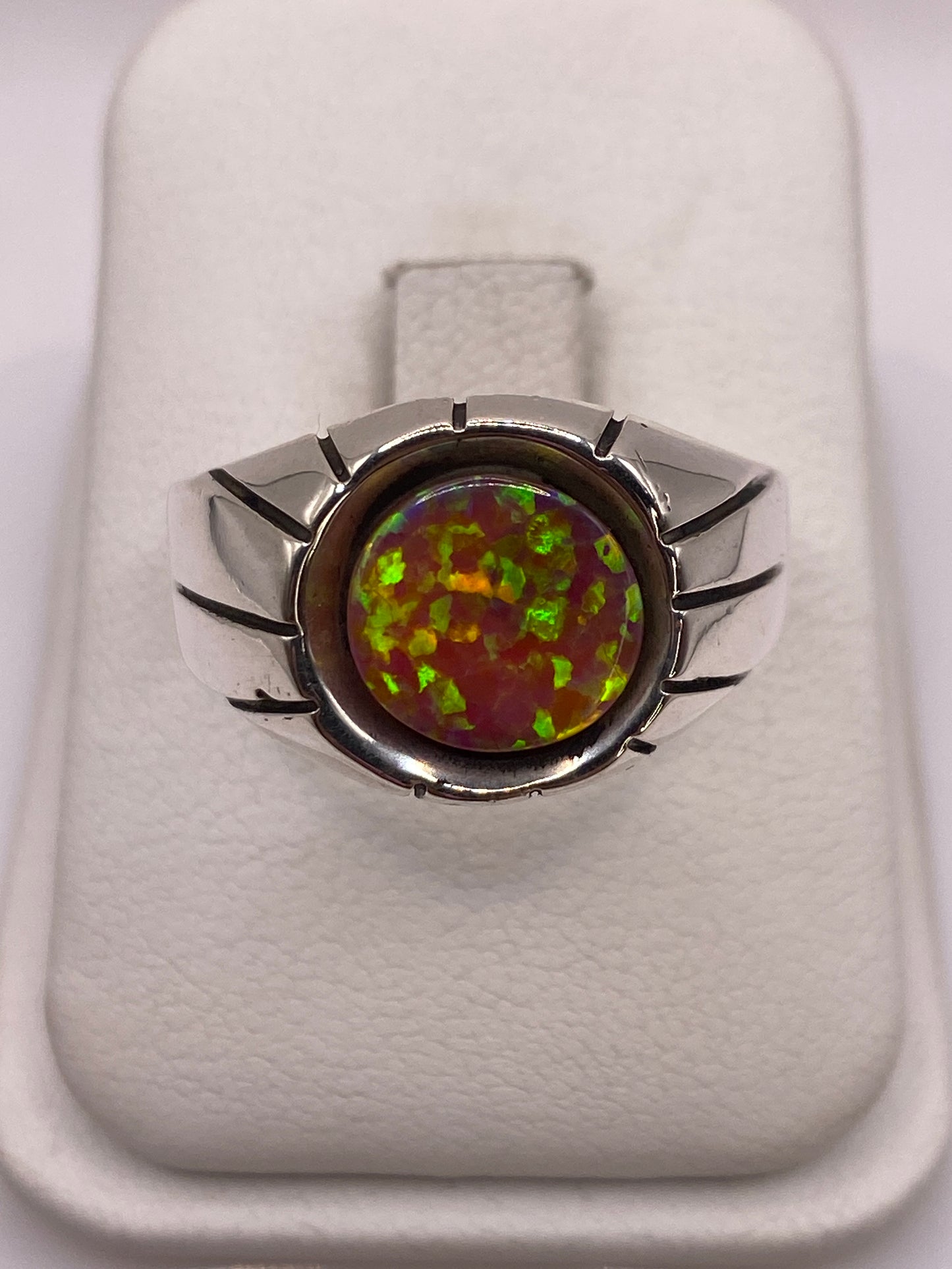Anillo de plata .950 con ópalo de fuego rosa visto desde arriba sobre fondo blanco