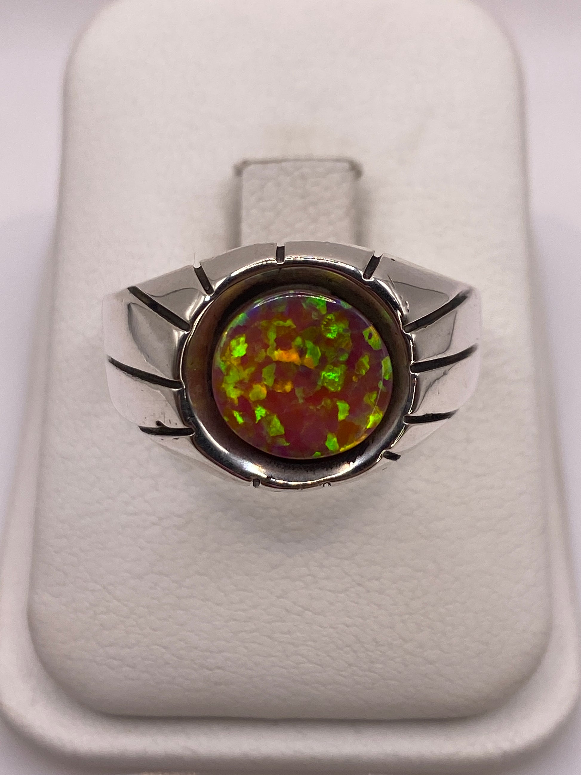 Anillo de plata .950 con ópalo de fuego rosa visto desde arriba sobre fondo blanco