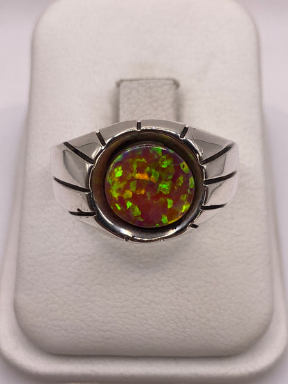 Anillo de plata .950 con ópalo de fuego rosa visto desde arriba sobre fondo blanco