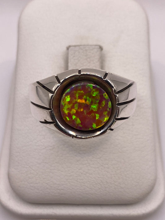 Anillo de plata .950 con ópalo de fuego rosa visto desde arriba sobre fondo blanco