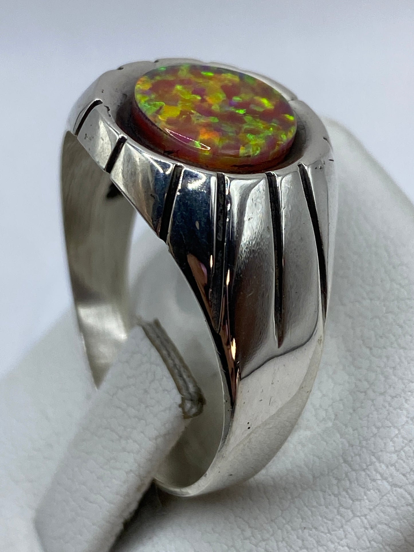 Anillo colocado en el dedo mostrando presencia y peso de la plata .950