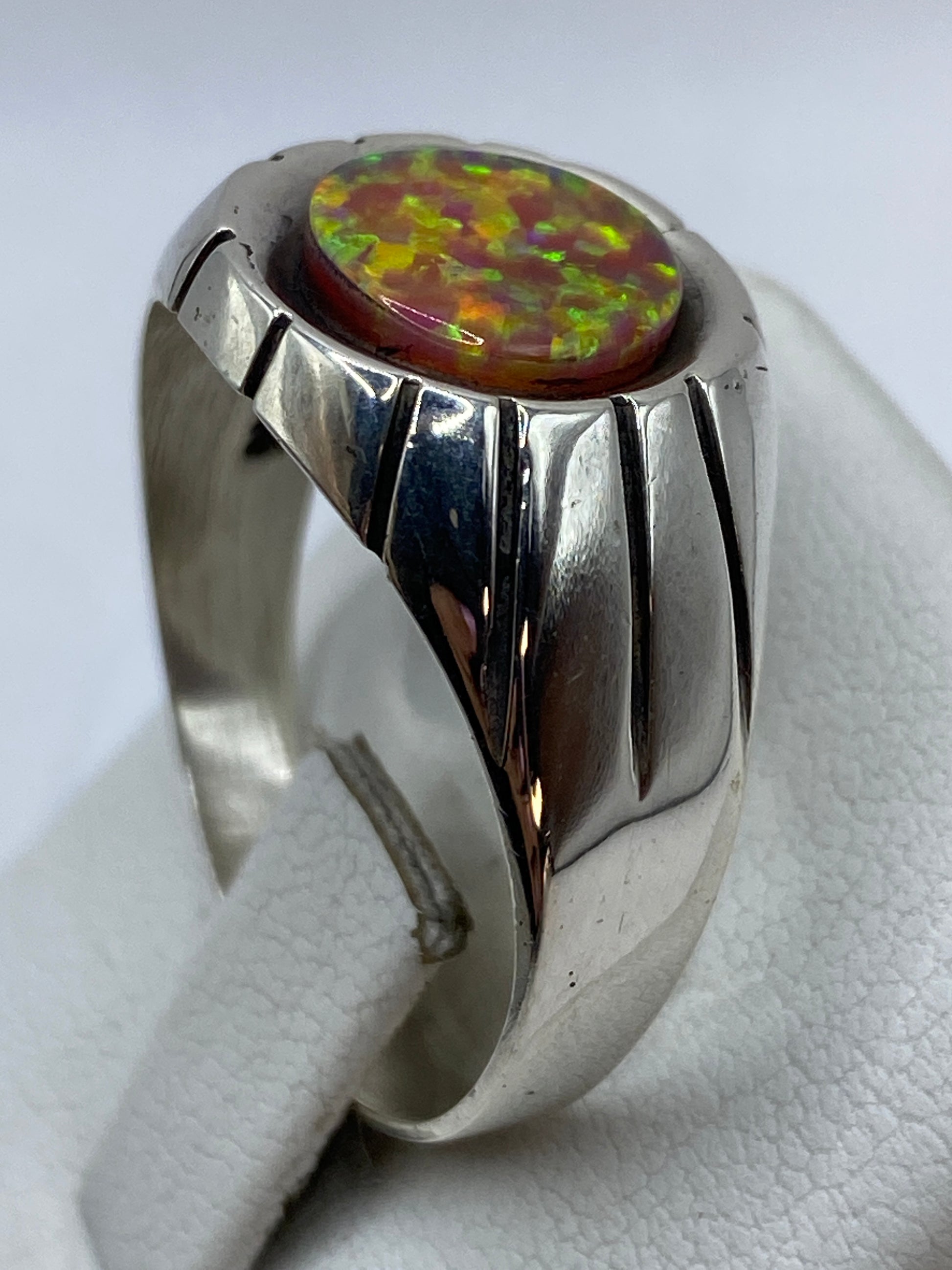 Anillo colocado en el dedo mostrando presencia y peso de la plata .950