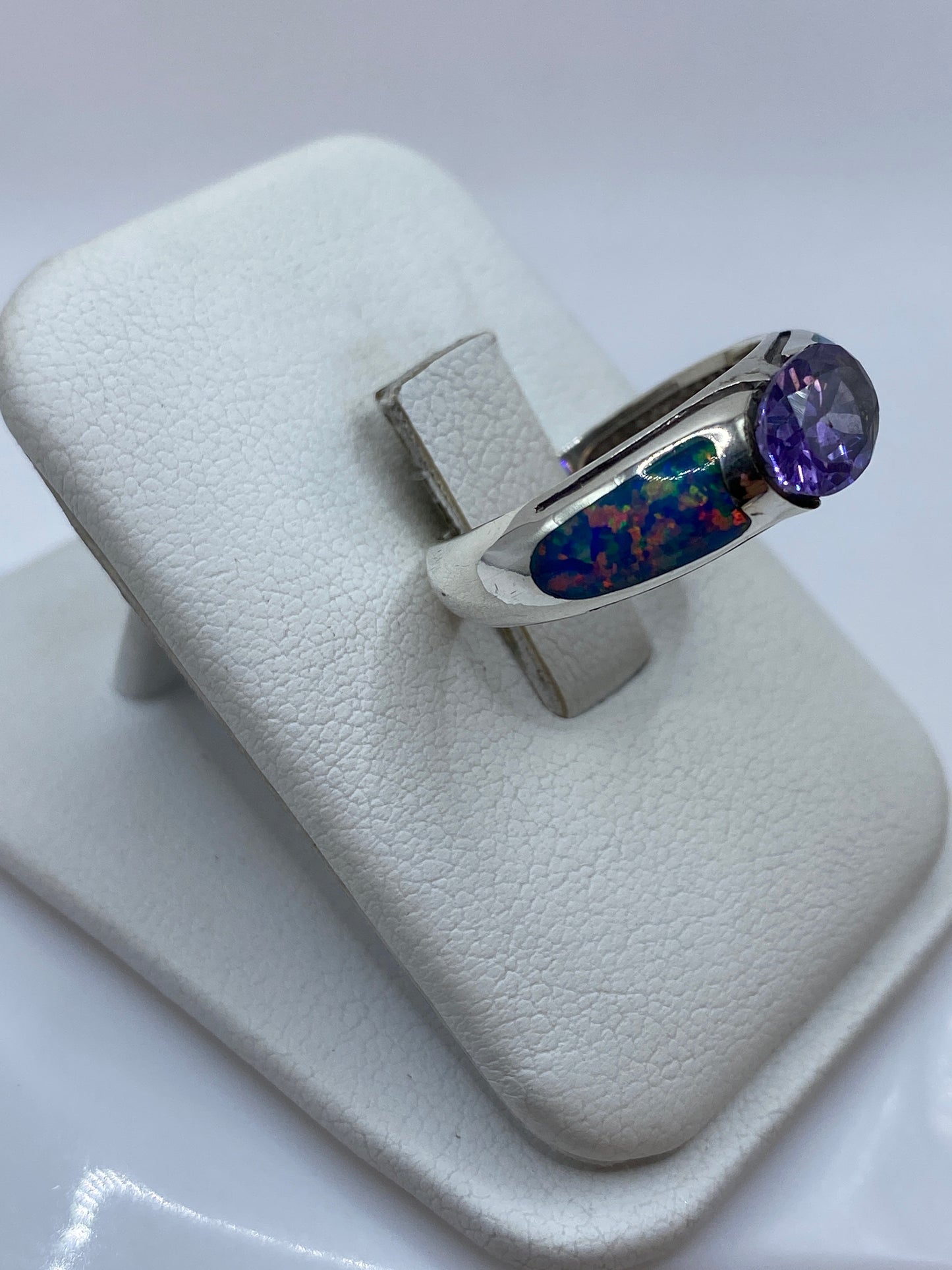 Vista frontal del ópalo de fuego natural con juego de colores brillante, engastado en plata .950