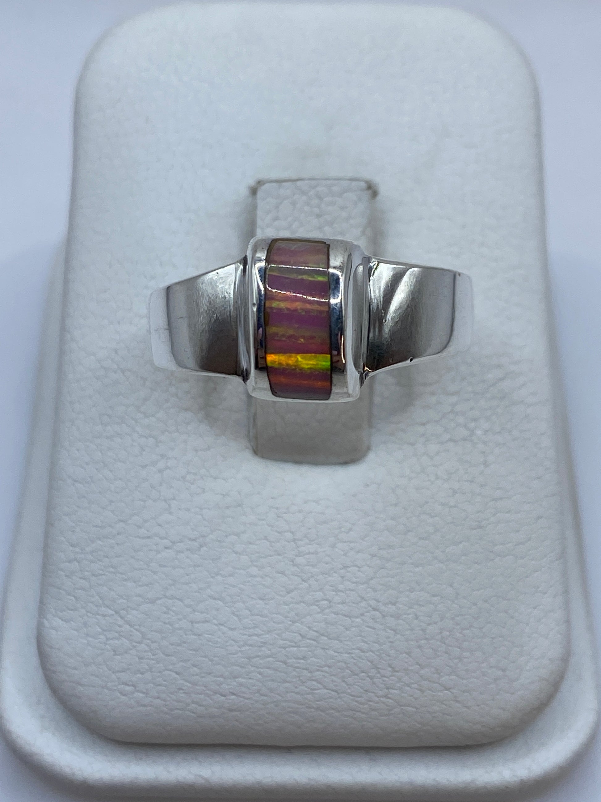 Anillo de plata .925 con ópalo de fuego rosa en la mano