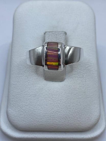 Anillo de plata .925 con ópalo de fuego rosa en la mano