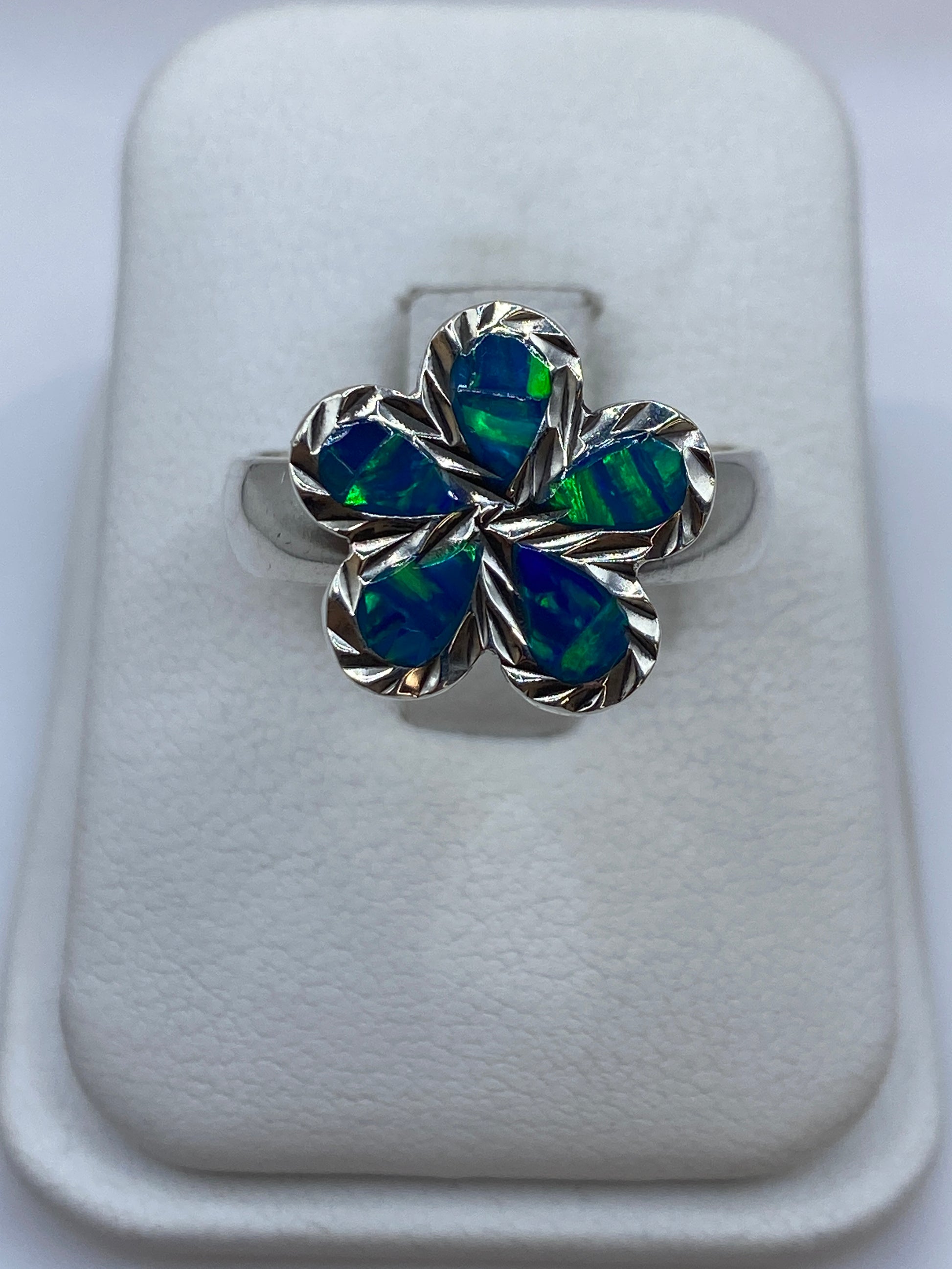 Anillo de plata con ópalo azul fuego en forma de flor de cinco pétalos