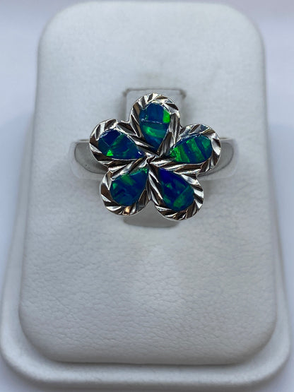 Anillo de plata con ópalo azul fuego en forma de flor de cinco pétalos