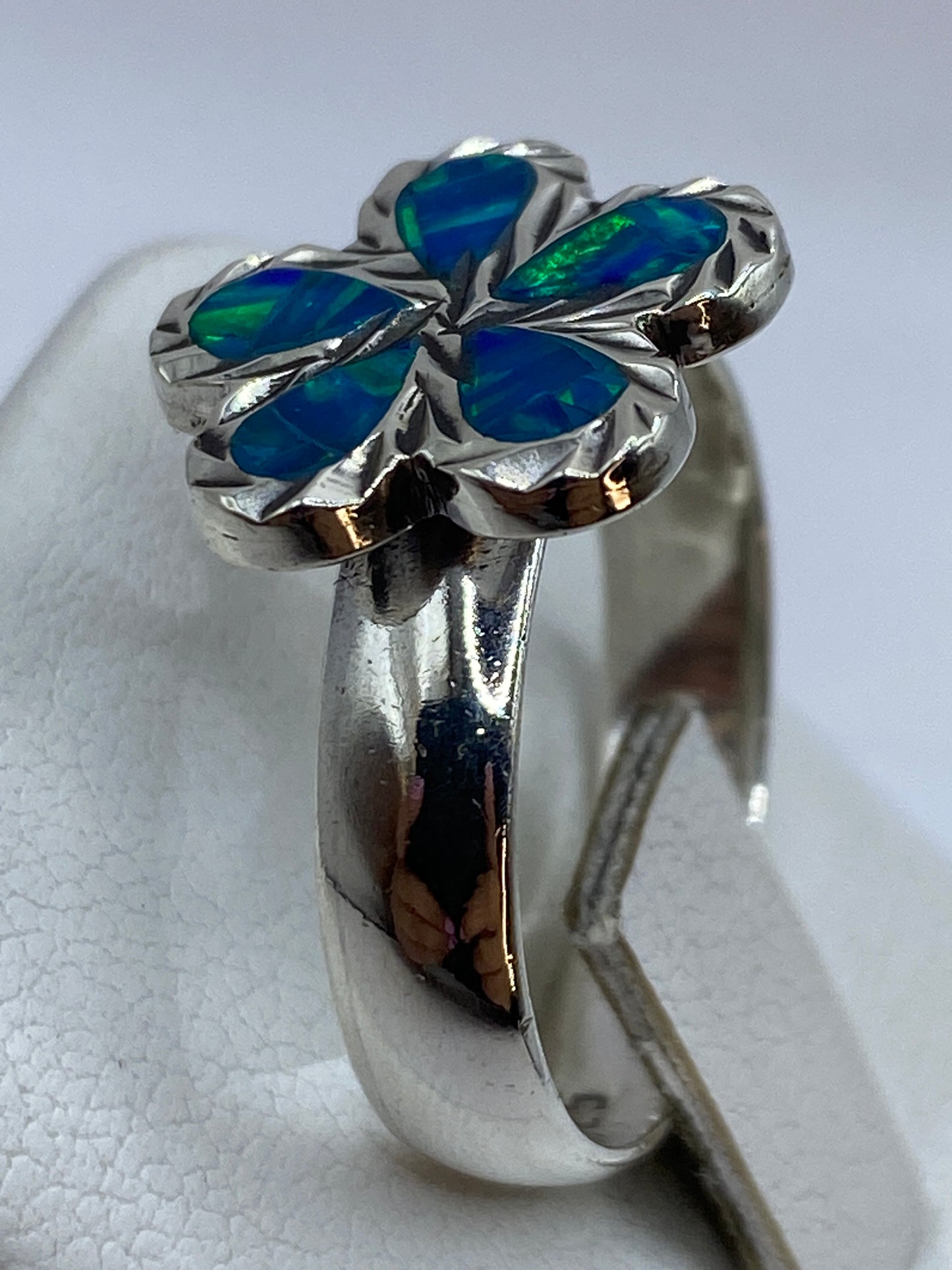 Anillo en dedo con esmalte rosa, brillante bajo luz natural