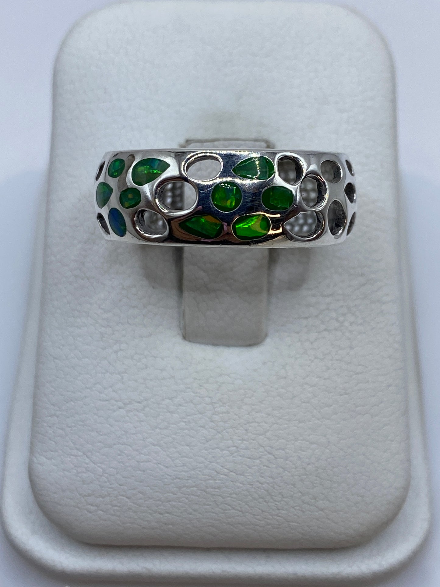 Anillo de plata .925 con ópalo de fuego verde limón en estuche blanco, vista superior