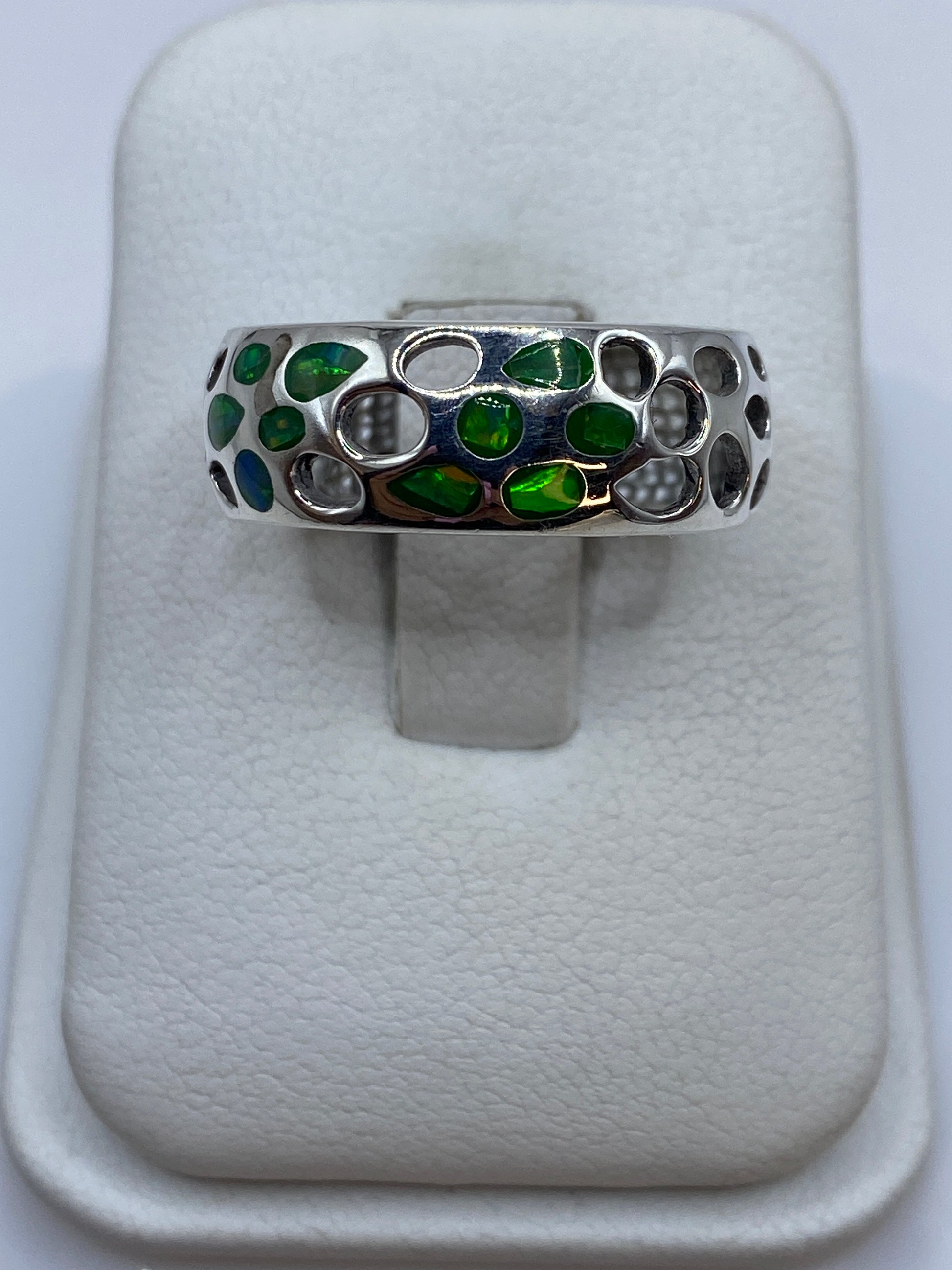 Anillo de plata .925 con ópalo de fuego verde limón en estuche blanco, vista superior