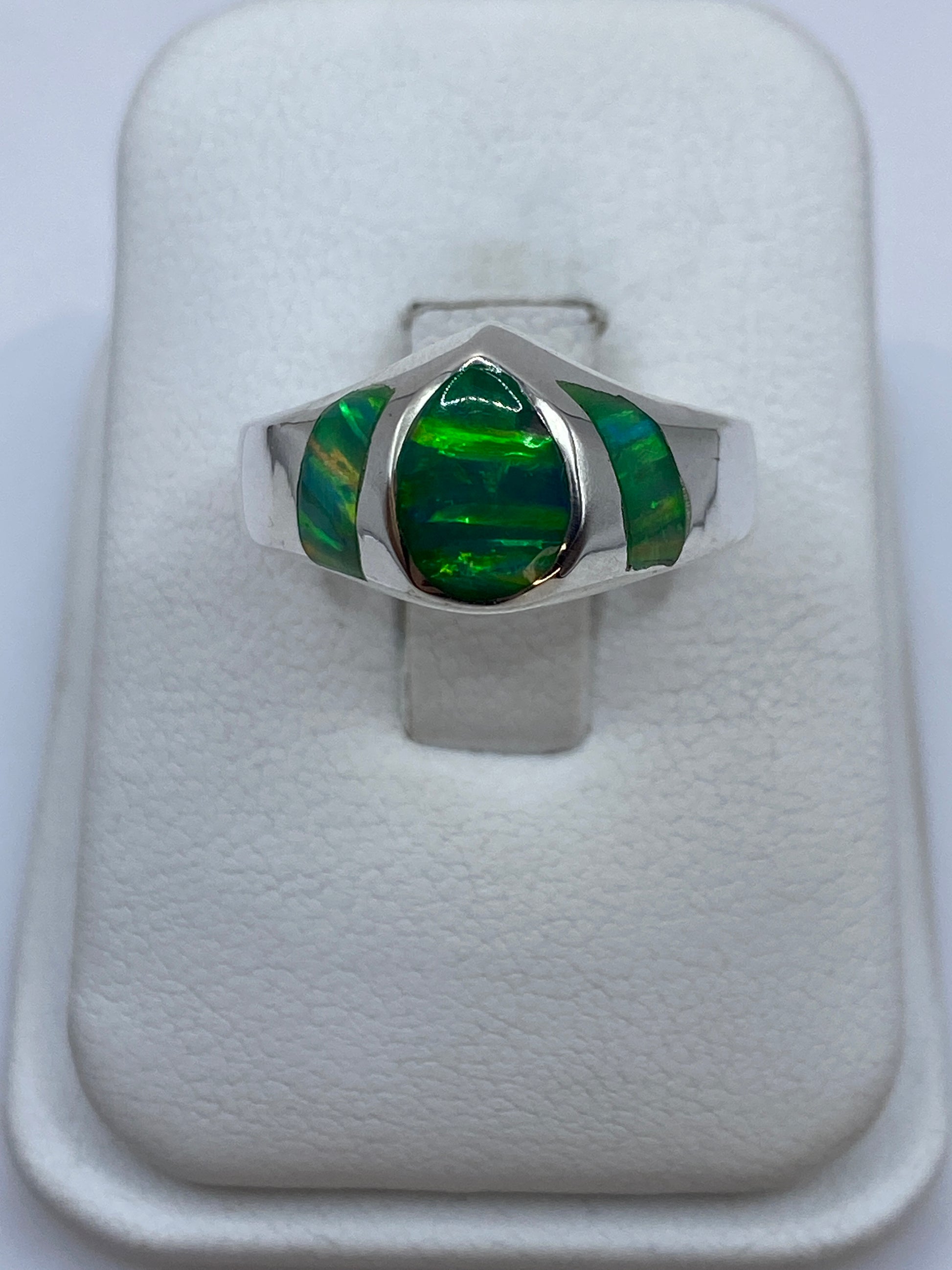 Anillo de plata .950 con ópalo de fuego verde limón visto de frente en estuche blanco