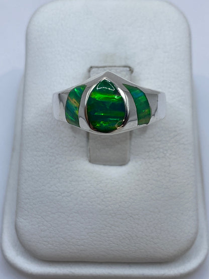 Anillo de plata .950 con ópalo de fuego verde limón visto de frente en estuche blanco