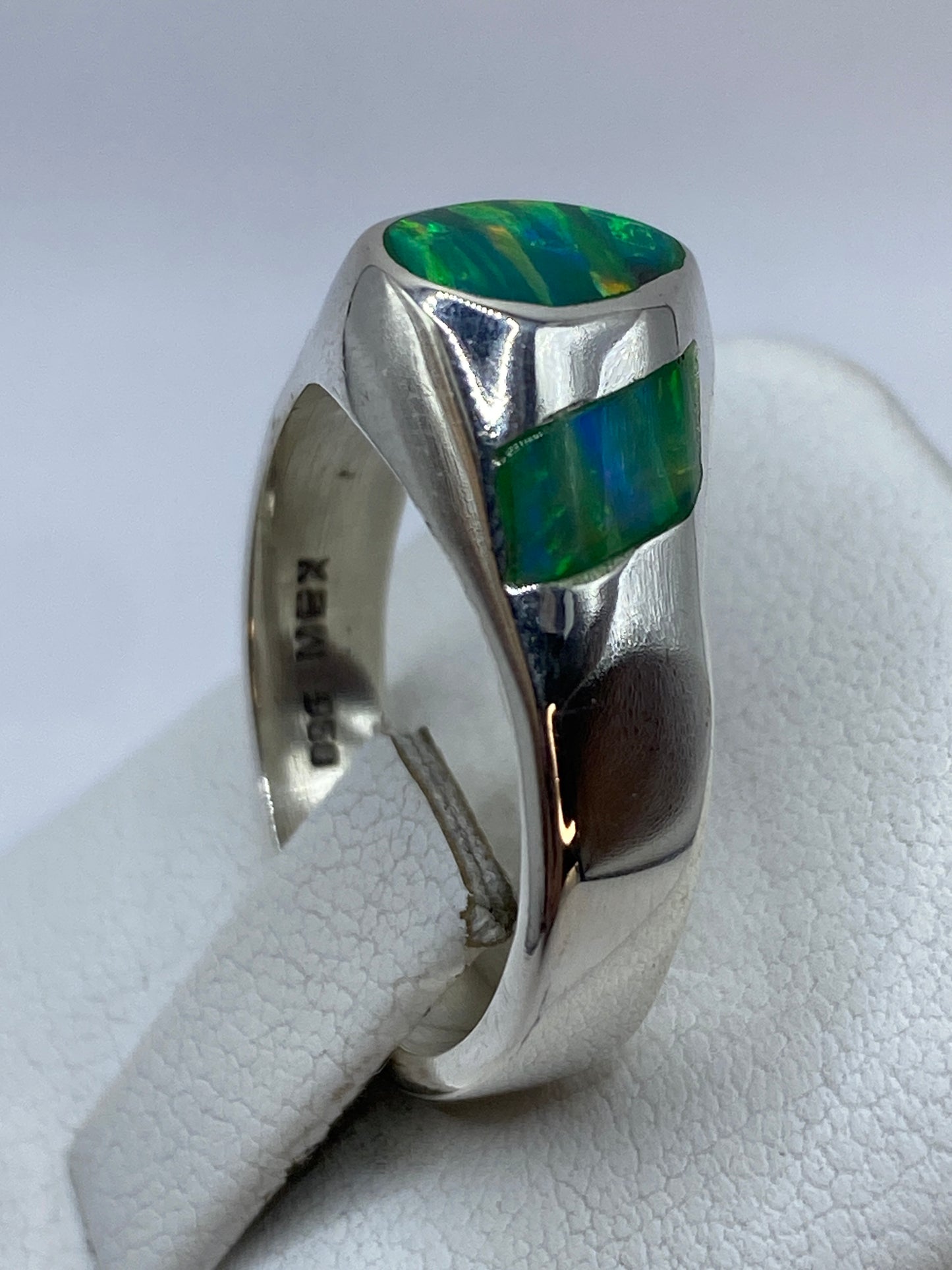 Anillo de plata engastado a mano en Taxco, vista lateral con sello 950