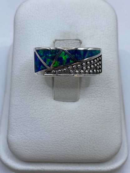 Anillo de plata .950 con ópalo de fuego azul, diseño geométrico tallado a mano