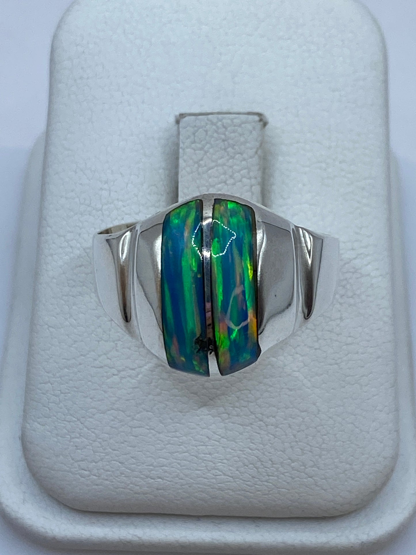 Anillo de plata .950 con ópalo de fuego azul cielo sobre estuche blanco