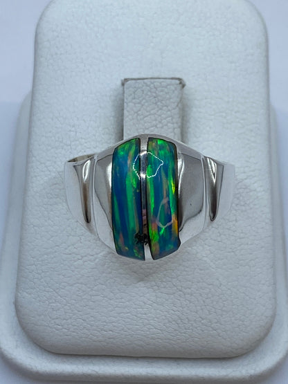 Anillo de plata .950 con ópalo de fuego azul cielo sobre estuche blanco