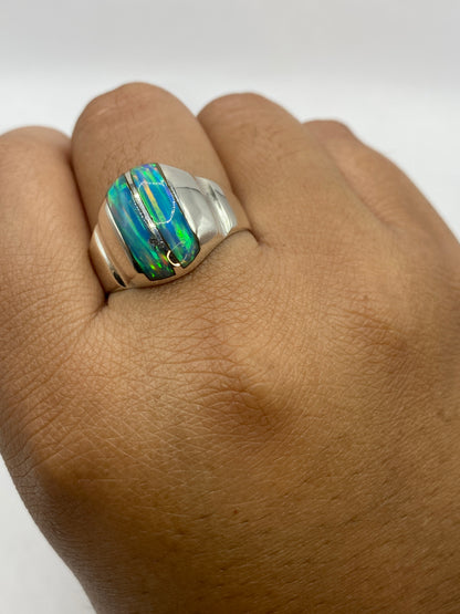 Anillo puesto en mano mostrando el brillo y profundidad del ópalo natural