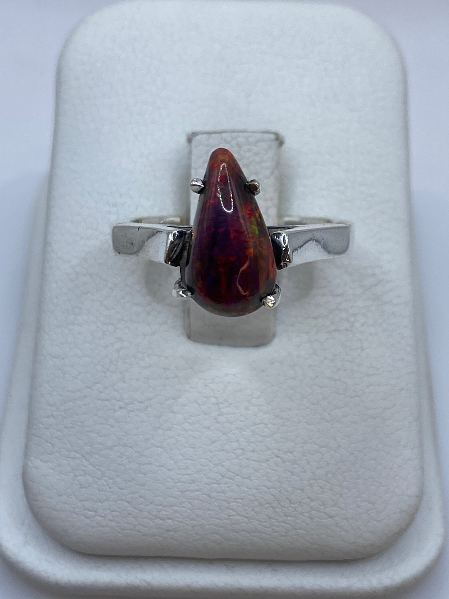 Anillo solitario de plata .950 con ópalo de fuego multicolor en estuche de joyero