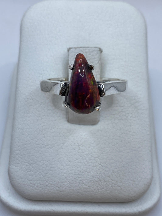 Anillo solitario de plata .950 con ópalo de fuego multicolor en estuche de joyero