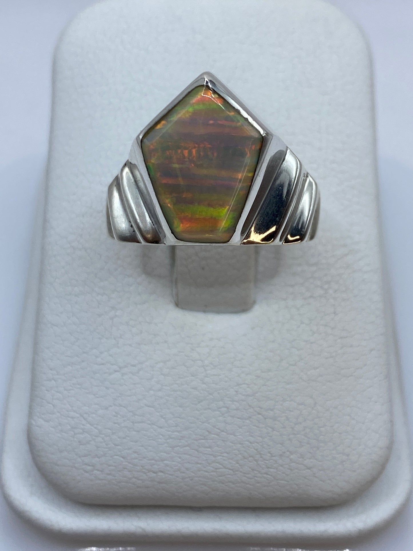 Anillo de plata .950 con Ópalo de Fuego multicolor mostrando juego de rojo, naranja y verde