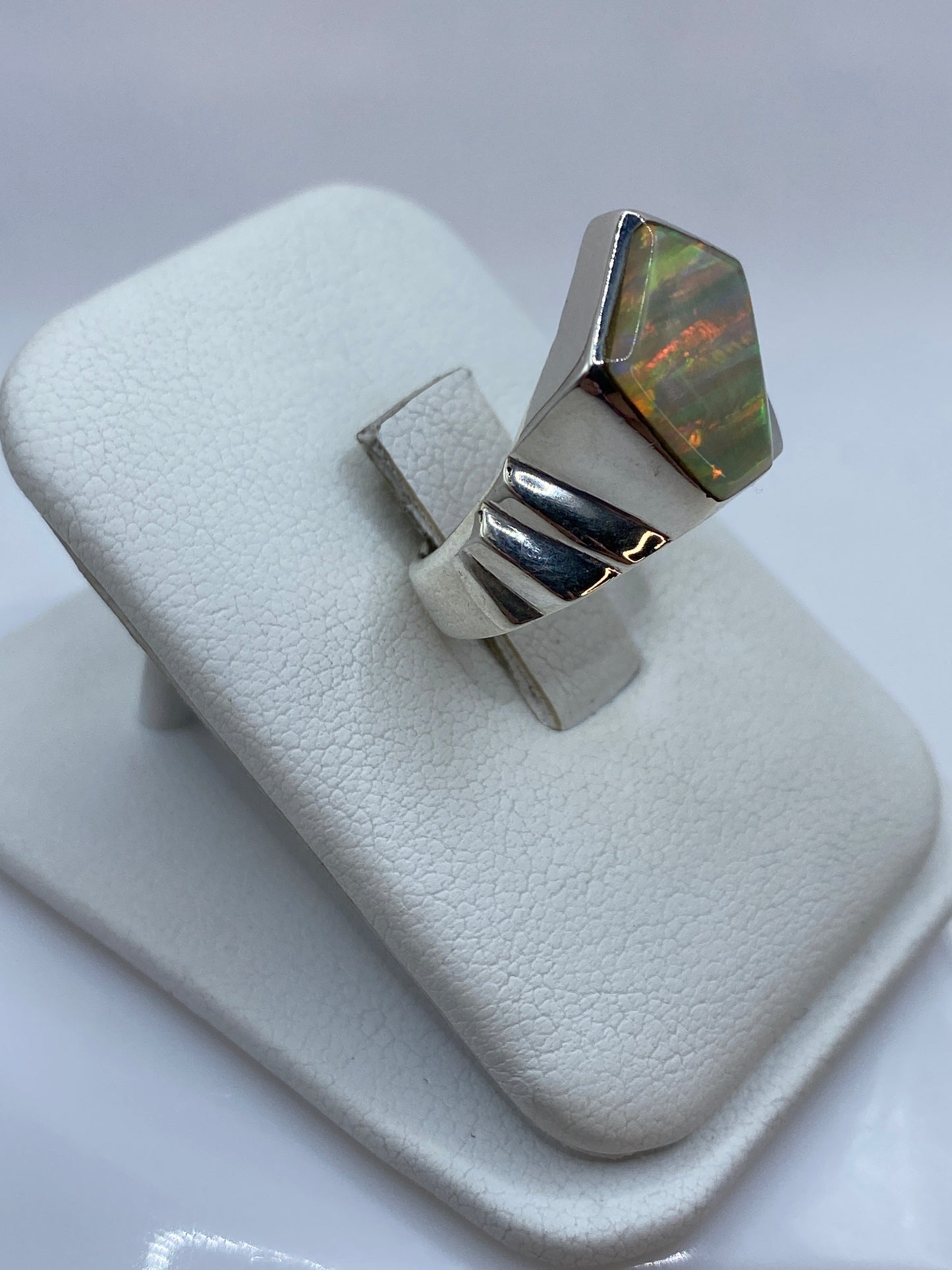 Vista frontal del anillo solitario con bandas en oro 14K sobre fondo blanco