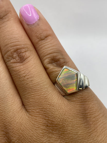 Anillo en la mano de una mujer mostrando el tamaño y brillo natural de la piedra
