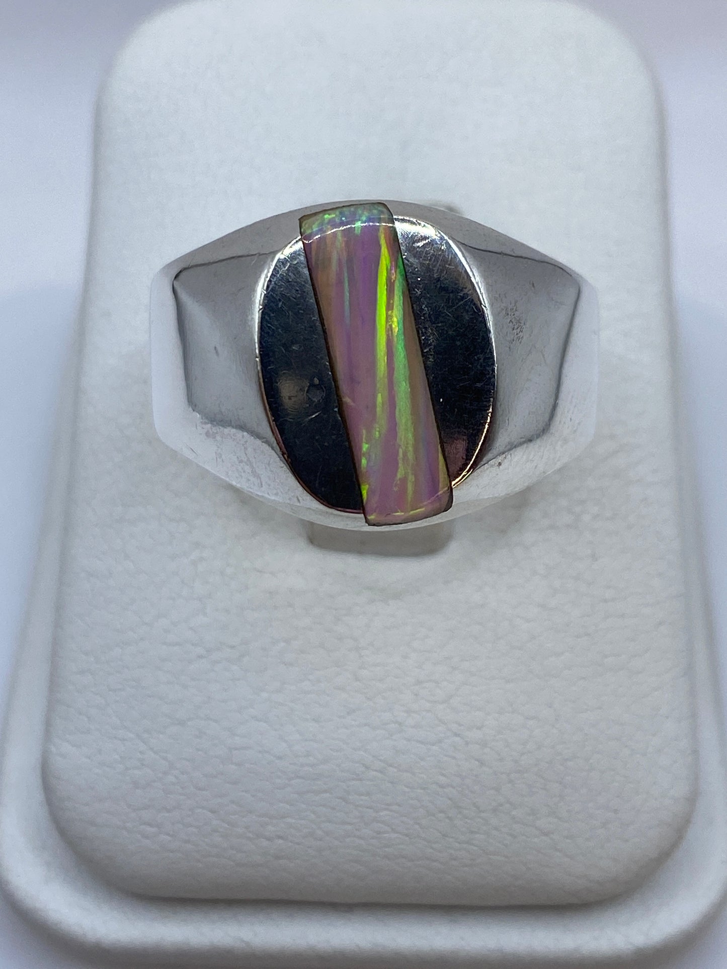 Anillo de plata con ópalo de fuego multicolor mostrando fuego verde, púrpura y naranja