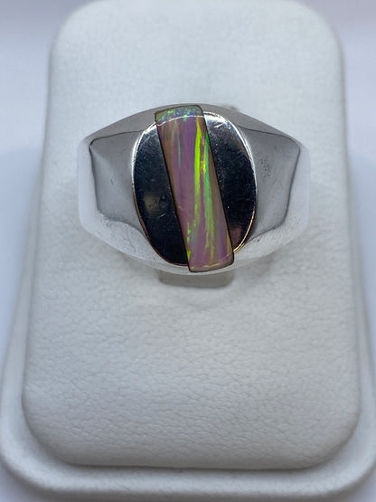 Anillo de plata con ópalo de fuego multicolor mostrando fuego verde, púrpura y naranja