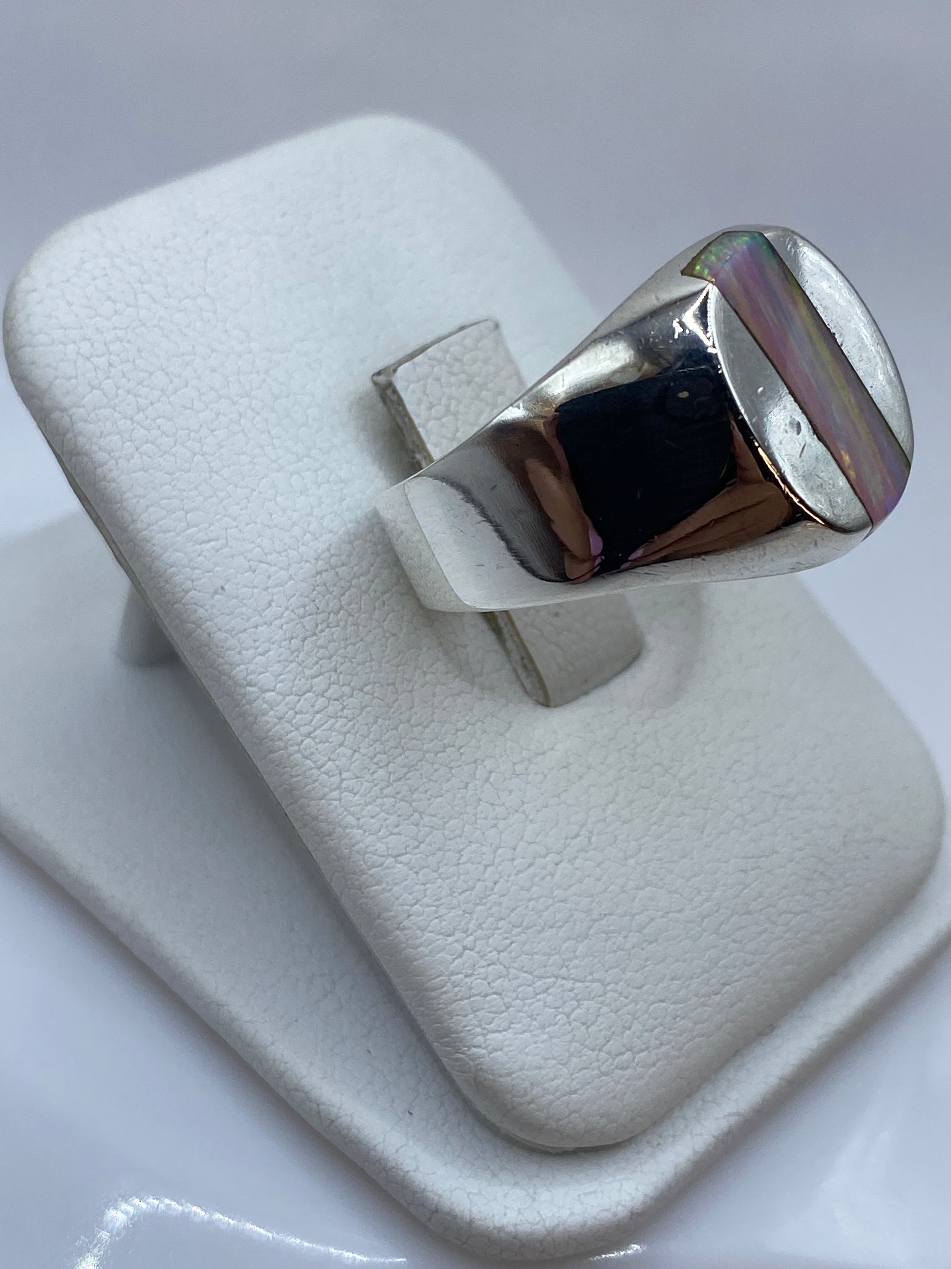 Vista lateral del anillo unisex en plata .925 con ópalo engastado
