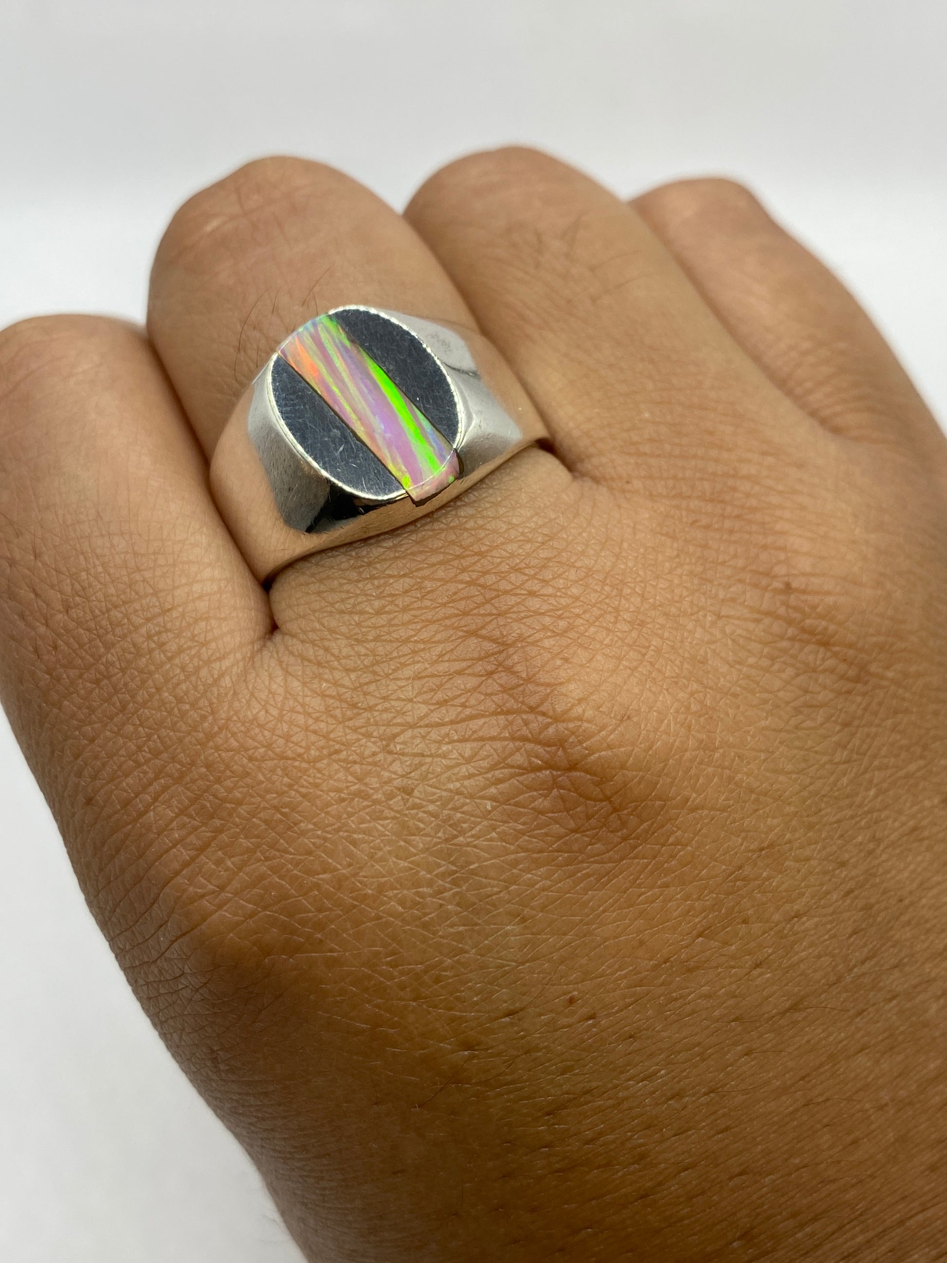 Anillo sobre fondo blanco mostrando sello 925 en el interior