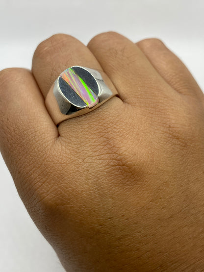 Anillo sobre fondo blanco mostrando sello 925 en el interior